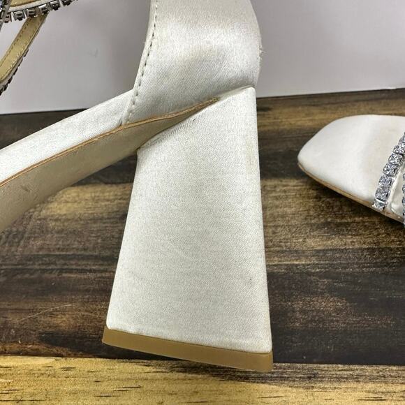 Badgley Mischka Women’s Lilllie Satin Rhinestone Heels White Size 7.5 Elegant - Picture 11 of 11